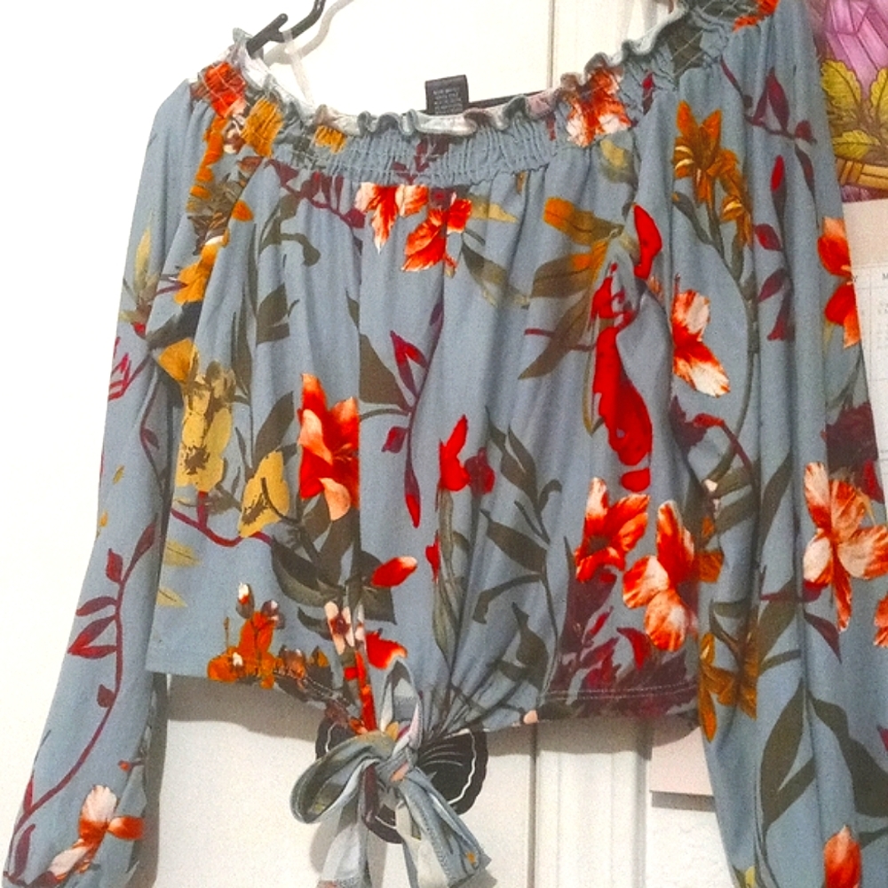Floral off shoulder sleeve crop top